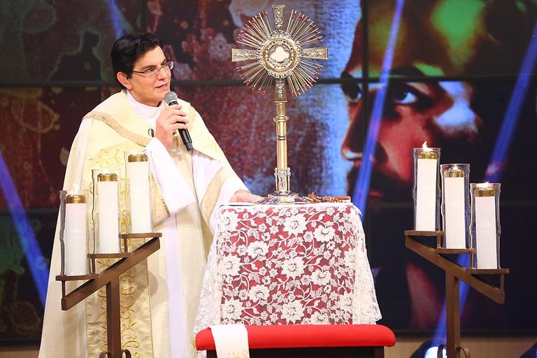 Padre Reginaldo Manzotti emociona o público no Gramadão de Itaipu