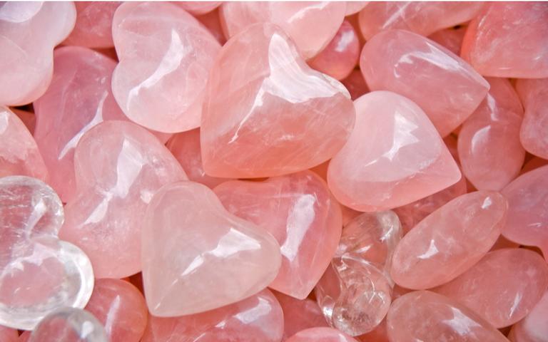 O Quartzo rosa é um dos cristais do amor mais famosos