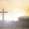 Cruz no alto do vale simbolizando a ressureição de Jesus