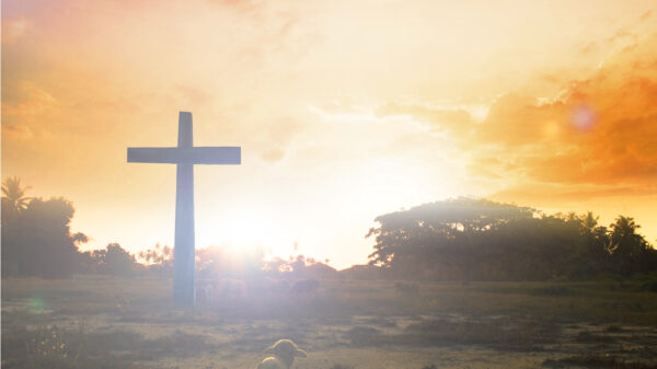 Cruz no alto do vale simbolizando a ressureição de Jesus