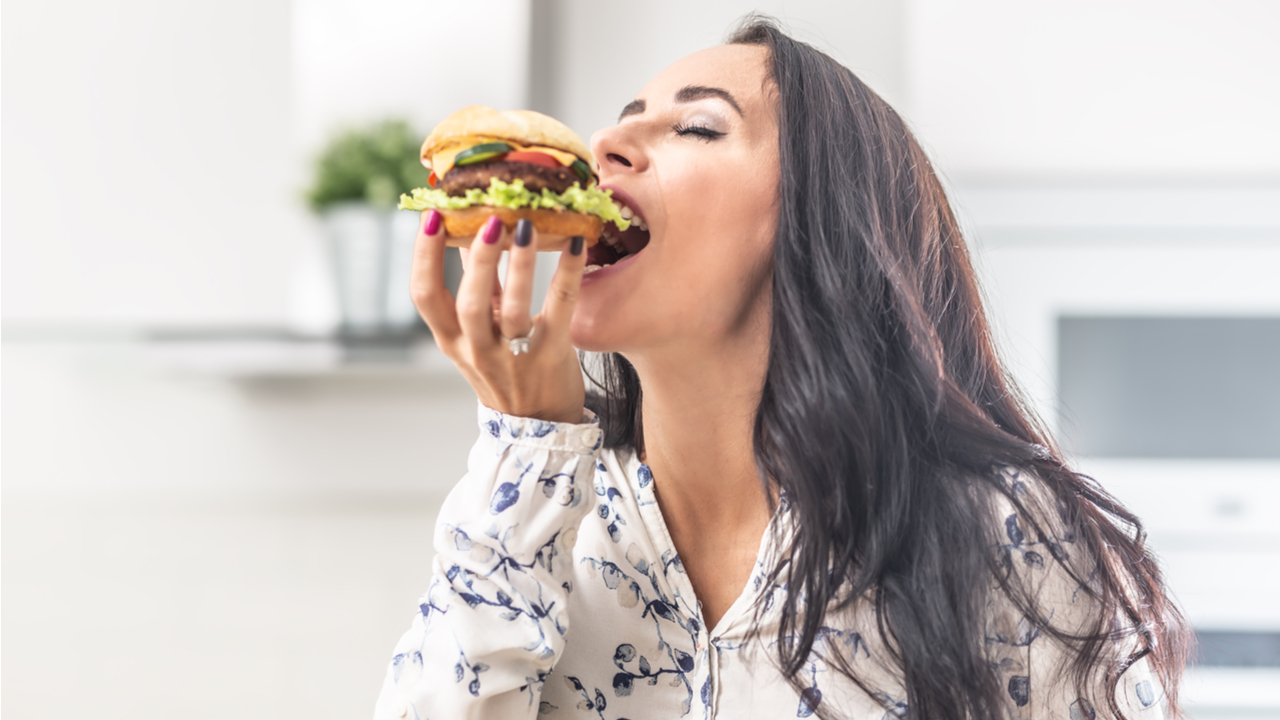 mulher comendo hamburguer