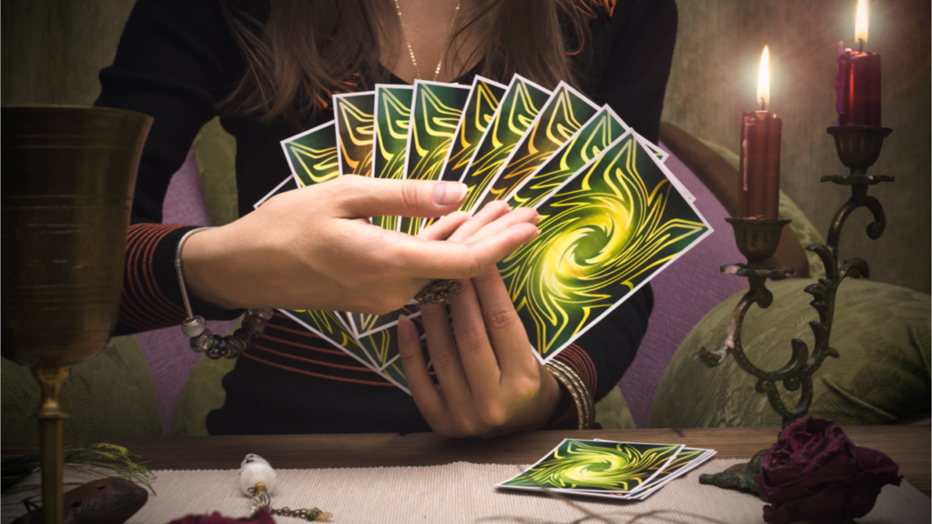 Você sabe a diferença entre tarot e oráculo? Entenda