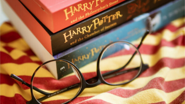 Livros de Harry Potter com óculos redondos.