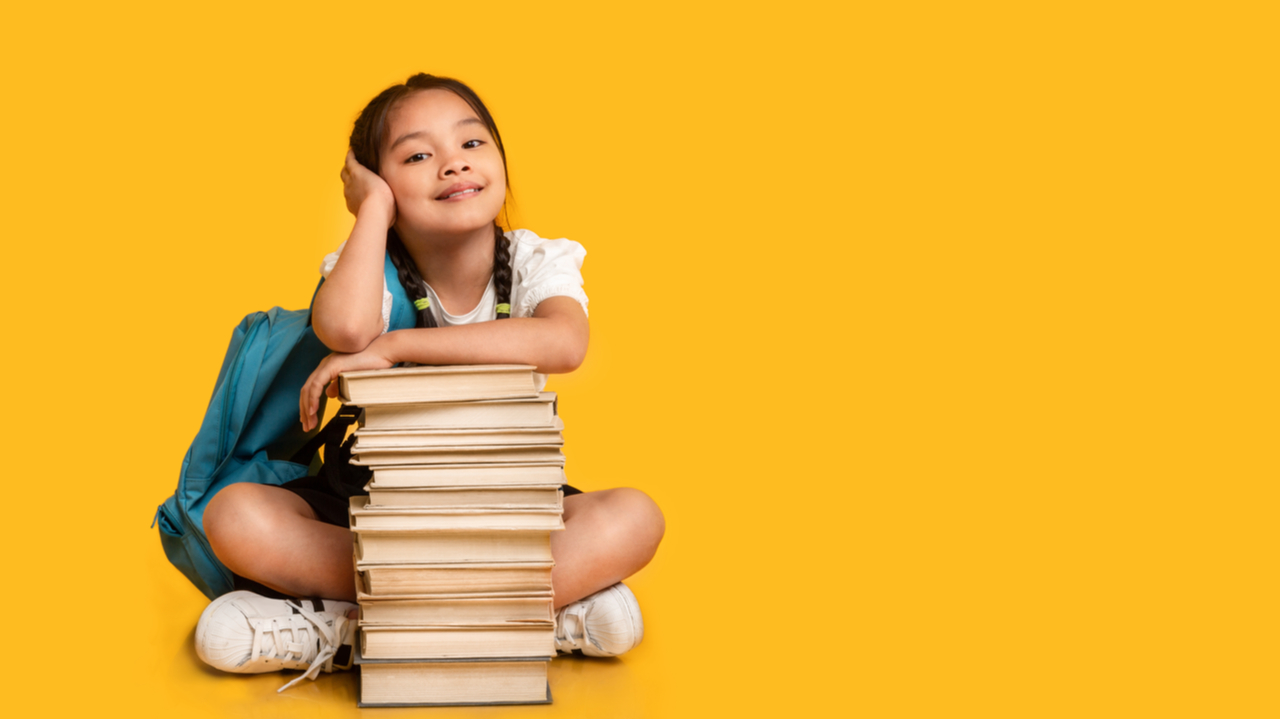 meninas com livros escolar em fundo amarelo