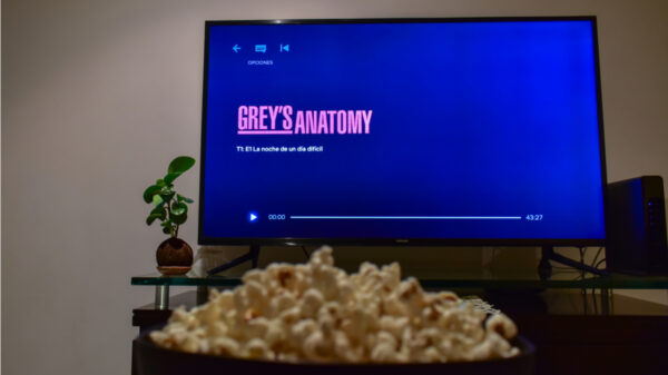 televisão passando greys anatomy