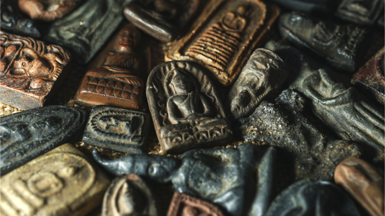 Amuletos tailandeses em uma grande variedade de estilos; amuletos de Buda.