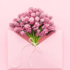 Flores da primavera em um envelope rosa.