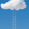 Escada atingindo nuvem branca no céu azul. Metáfora de sonho surreal e conceito de desafio.