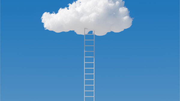 Escada atingindo nuvem branca no céu azul. Metáfora de sonho surreal e conceito de desafio.