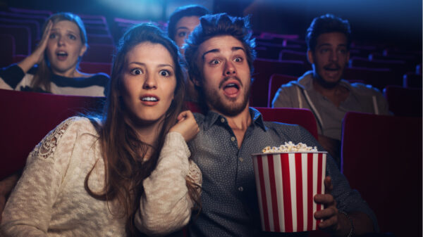 casal no cinema assistindo filme de suspense