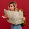 mulher olhando um mapa em fundo vermelho