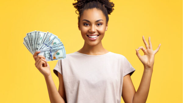 mulher feliz com leque de dinheiro na mão