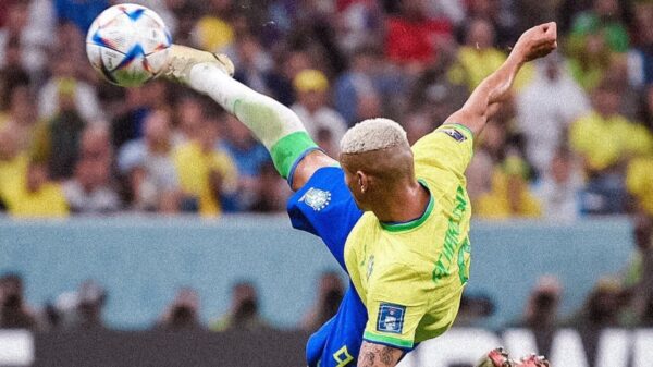 Richarlison fazendo gol de voleio na estreia no Brasil na Copa do Mundo de 2022.