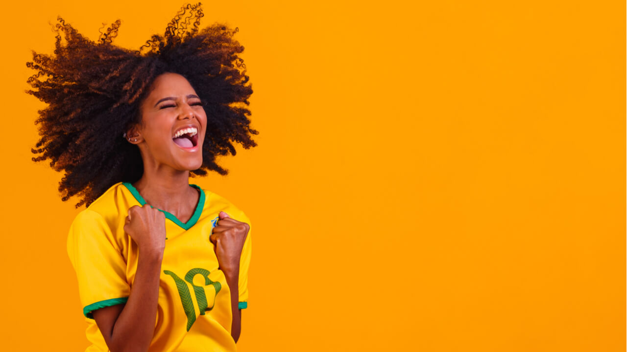 mulher animada torcendo pelo brasil