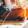 mulher meditando com incenso