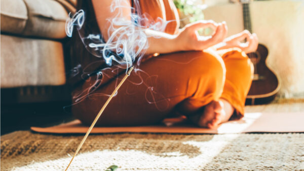 mulher meditando com incenso
