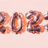balões rose com o número de 2023