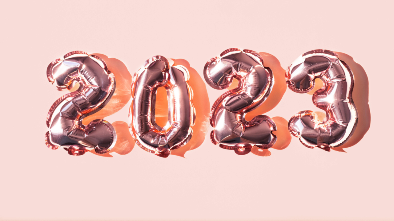 balões rose com o número de 2023