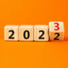 2022 2023 em fundo laranja