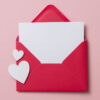Carta de amor. Cartão branco com envelope de papel vermelho.
