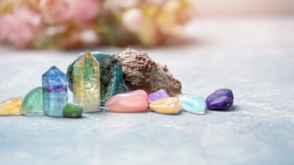 Minerais de pedras preciosas. Pedras mágicas. Prática espiritual; conceito de equilíbrio de vida esotérico.
