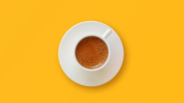 Café turco em fundo amarelo