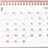 Calendário de mesa mensal de fevereiro de 2023 em fundo colorido.