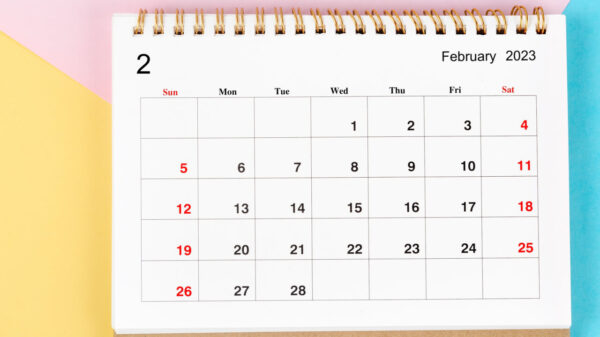 Calendário de mesa mensal de fevereiro de 2023 em fundo colorido.