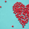 Grande coração vermelho feito de pequenas partes. Amor enorme, sentimentos ternos. Vista de cima.