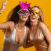 Mulheres vestidas para carnaval. Mulheres sorridentes prontas para curtir o carnaval com uma máscara colorida.