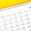 Calendário de mesa mensal de março de 2023 em fundo amarelo.