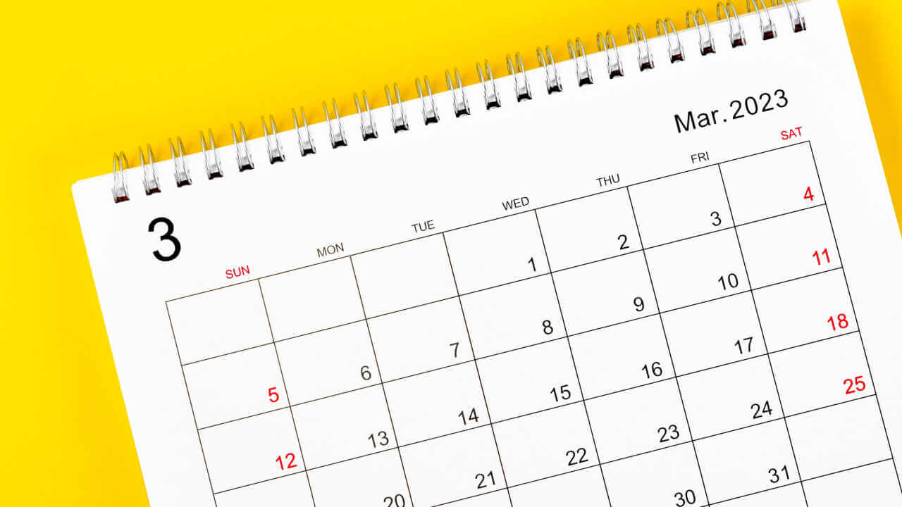 Calendário de mesa mensal de março de 2023 em fundo amarelo.