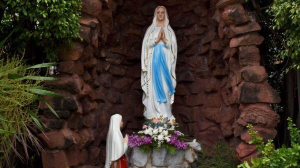 Estátua de Nossa Senhora de Lourdes Virgem Maria, na Tailândia.