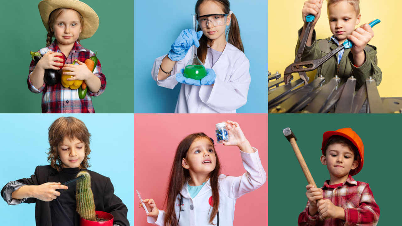Retratos de meninos e meninas, crianças com diferentes "profissões", posando isoladas sobre fundo multicolorido. Conceito de profissões.