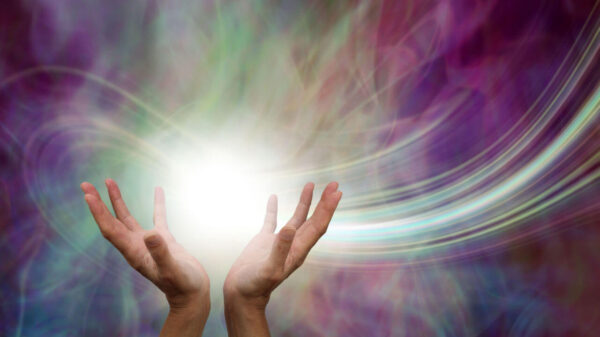 Fenômeno de energia. Mãos alcançando uma bola de energia branca com fundo de campo de energia colorido.
