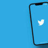 celular com o aplicativo do Twitter em fundo azul