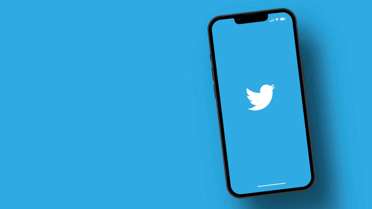celular com o aplicativo do Twitter em fundo azul