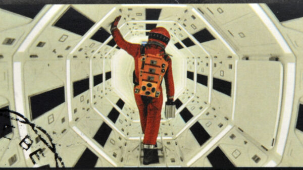 cena de 2001 uma odisseia no espaço com um astronauta em roupa laranja