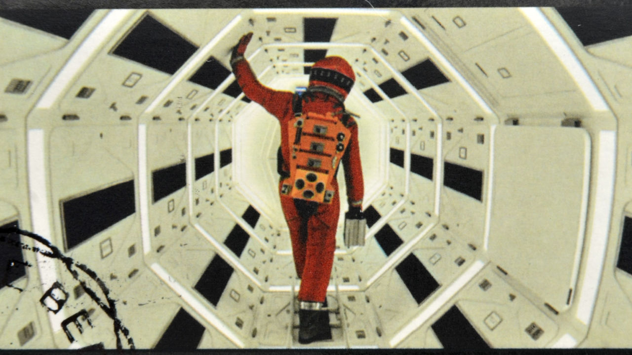 cena de 2001 uma odisseia no espaço com um astronauta em roupa laranja