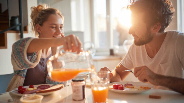 casal tomando café da manhã