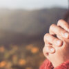 mãos em oração