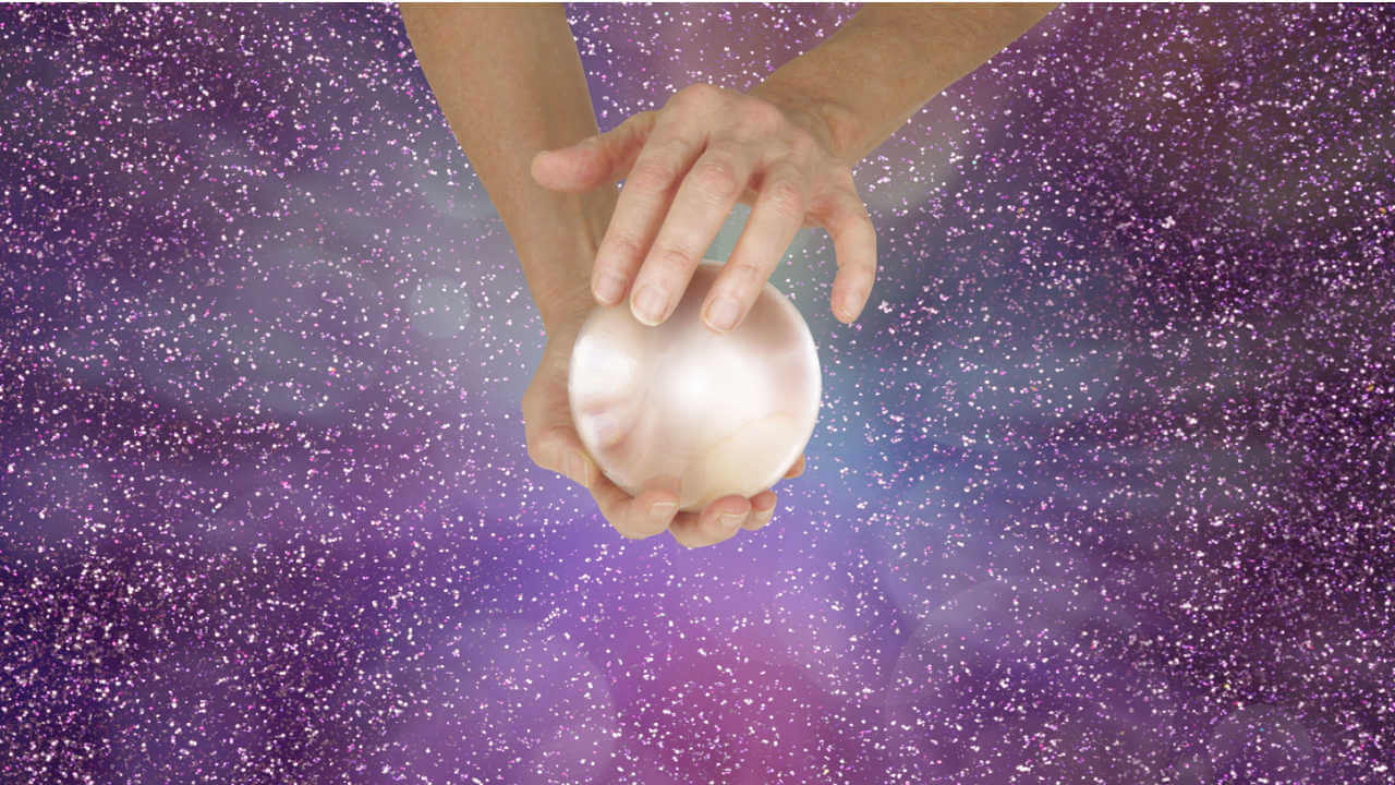 Mãos segurando uma bola de cristal em um fundo brilhante.