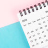 Calendário de mesa mensal de março de 2023 em fundo colorido.