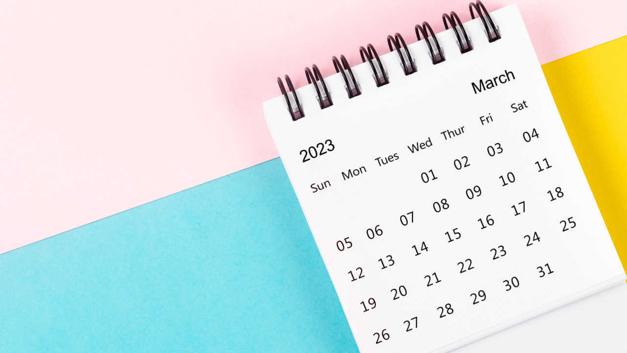 Calendário de mesa mensal de março de 2023 em fundo colorido.