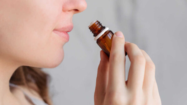 mulher fazendo aromaterapia com óleo essencial