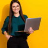 Foto de uma jovem usando laptop, isolada sobre um fundo de cor amarela.