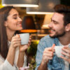 casal em um encontro com xícara de café