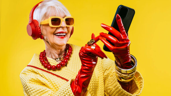 Mulher idosa engraçada usando roupas modernas em fundo amarelo. Avó juvenil com estilo extravagante. Conceito de estilo de vida, velhice e estilo.