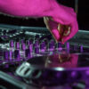 Equipamentos de som para DJs em casas noturnas e festivais de música.