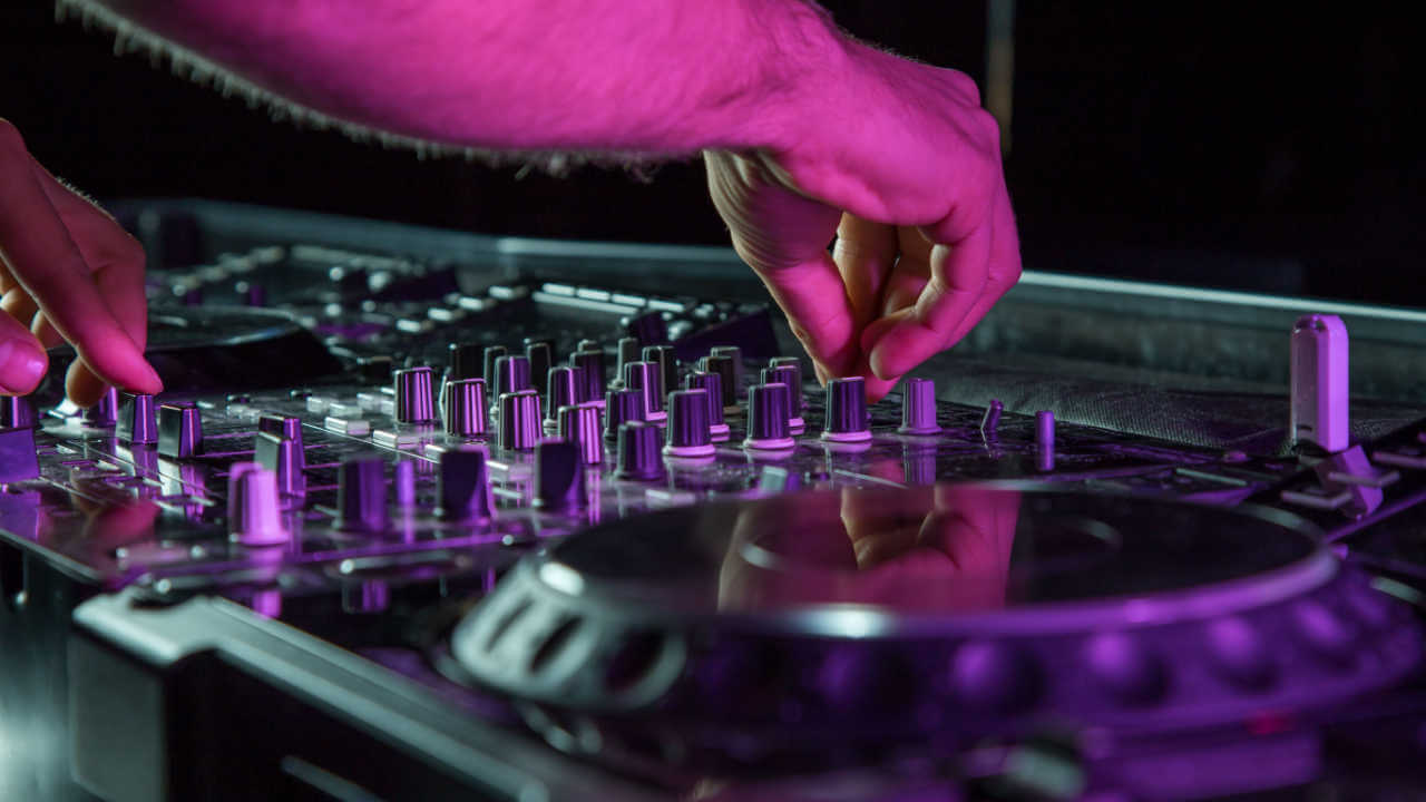Equipamentos de som para DJs em casas noturnas e festivais de música.